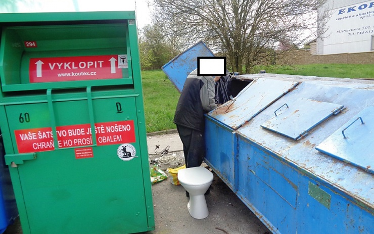 Přebírání obsahu popelnic zakazuje vyhláška v Lounech. Foto: MP Louny