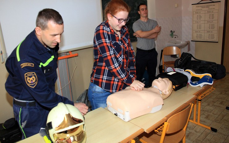 Masáž srdce na figuríně. Foto: Michal Hrdlička / HZS ÚK