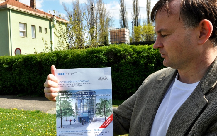 Místostarosta Krejza s vizualizací věže před místem u dolního vlakového nádraží, kde by věž mohla již v příštím roce stát. Foto: Město Litoměřice