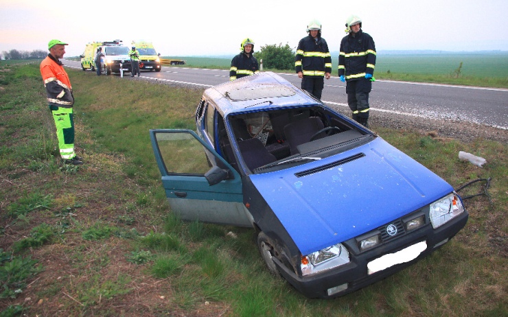 Hasiči zasahují na místě nehody. Foto: Michal Hrdlička / HZS Ústeckého kraje