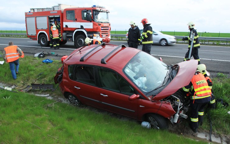 Hasiči zasahují u havárie automobilu na dálnici D7. Foto: Michal Hrdlička / HZS Ústeckého kraje