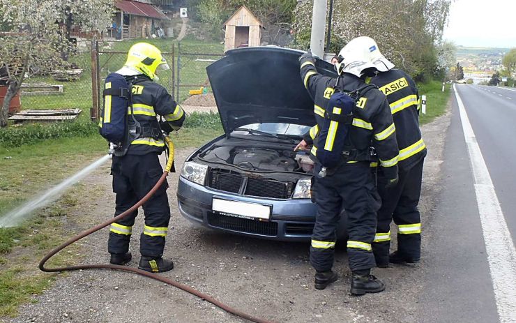 Hasiči likvidují požár škodovky. Hořelo v motorovém prostoru. Foto: Michal Hrdlička / HZS Ústeckého kraje