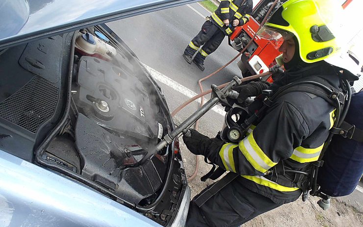 Hasiči likvidují požár škodovky. Hořelo v motorovém prostoru. Foto: Michal Hrdlička / HZS Ústeckého kraje