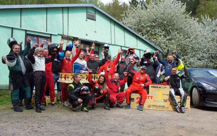 Společná fotka účastníků víkendových závodů. Foto: Shark Pictures