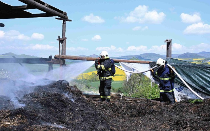 Požár v Mnichovském Týnci. Foto: Michal Hrdlička / HZS Ústeckého kraje