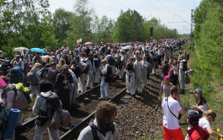 Koleje zablokovaly masy lidí. Protestní akce proti těžbě v Německu. Foto: Ende Gelände