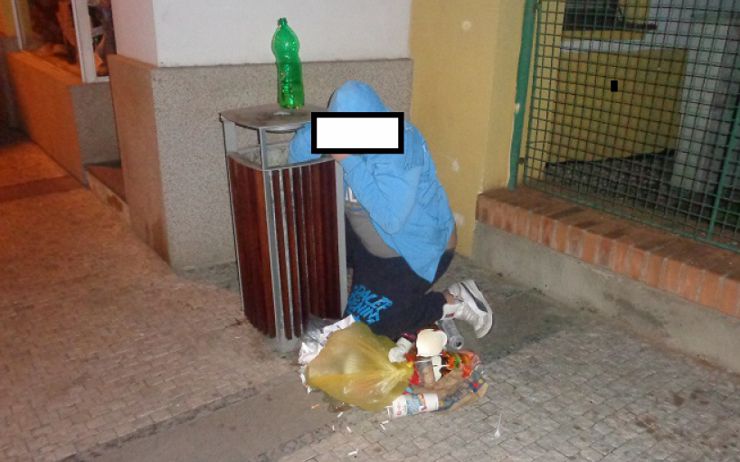 Muž vyhazoval obsah košů, které prohledával. Foto: MP Louny