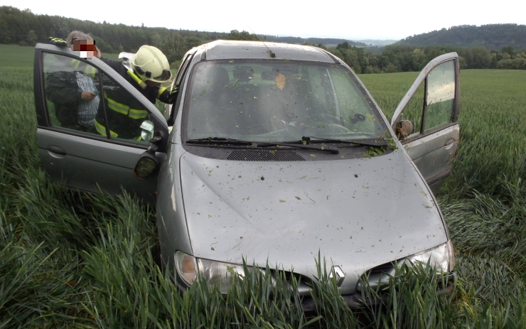Havarovaný automobil. Foto: HZS Ústeckého kraje