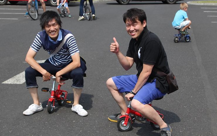 Rodinného dne se zúčastnili jako hosté i členové cyklistického Aisan Racing teamu z Japonska. Svá dokonalá kola vyměnili na chvilku za tyto zmenšeniny.  Foto: Olga Markuzziová