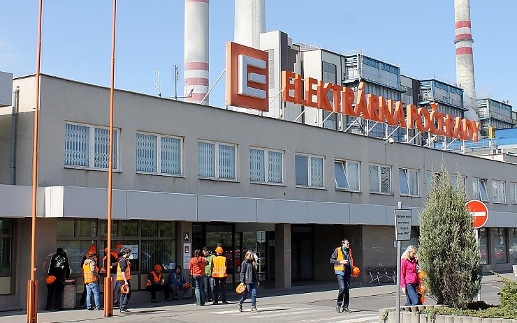 Jedna ze studentských exkurzí před vstupem do Elektrárny Počerady. Foto: Ota Schnepp / ČEZ 