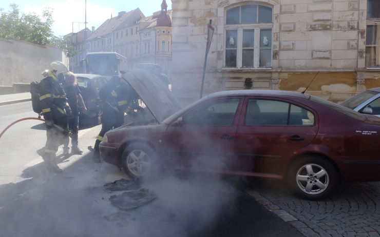 Hasiči požár v motorovém prostoru dohasili. Foto: Michal Hrdlička / HZS Ústeckého kraje