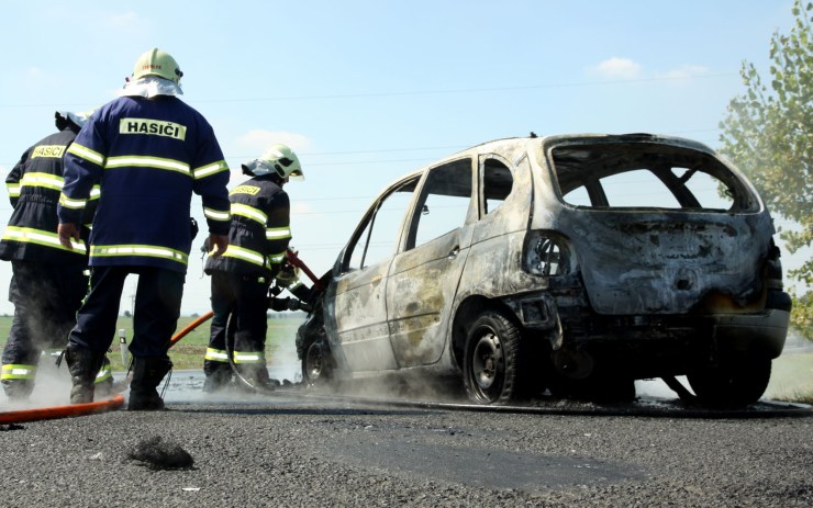 Hasiči zasahují u hořícího automobilu. Foto: Michal Hrdlička / HZS Ústeckého kraje