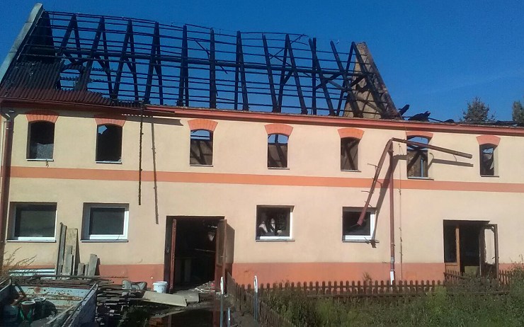 Požárem značně poničený objekt truhlárny ve Staňkovicích. Foto: Michal Hrdlička / HZS ÚK