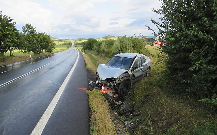 Řidič naneštěstí narazil do betonové propusti. Foto: Policie ČR