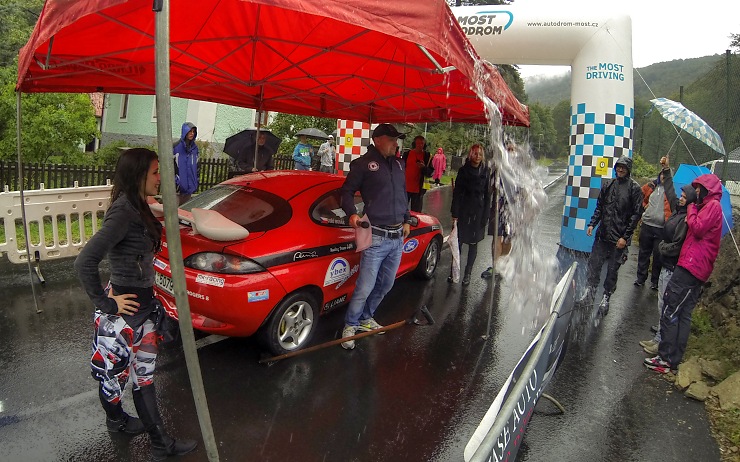 Start první tréninkové jízdy do krušnohorského kopce z Horního Jiřetína. Foto: Oldřich Hájek