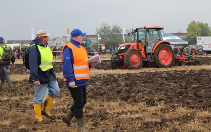 Rozhodčí hodnotí hloubku i šířku brázdy, její rovnost a další. Foto: Ústecký kraj