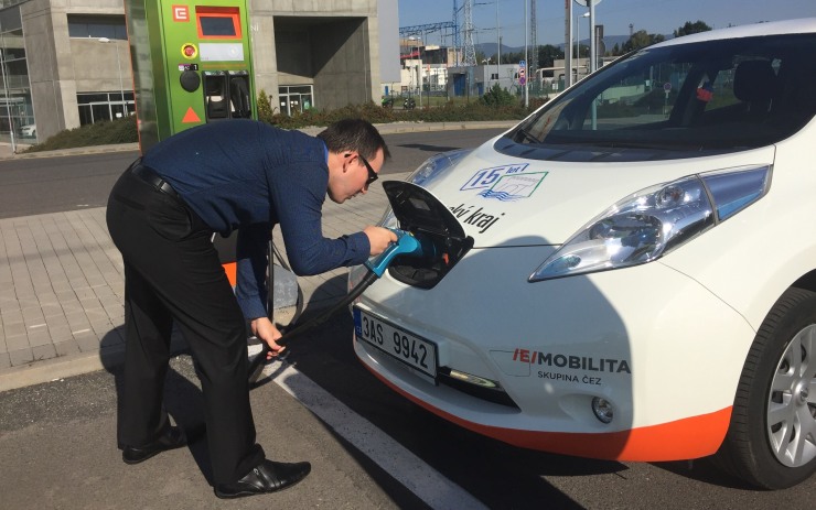 Rychlonabíjecí stanice na parkovišti u ledvické elektrárny. 