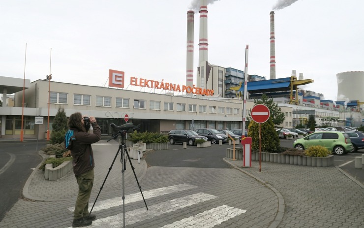 Ornitolog Václav Beran během pozorování ptačího vzdušného prostoru nad Elektrárnou Počerady. Foto: Ota Schnepp, ČEZ