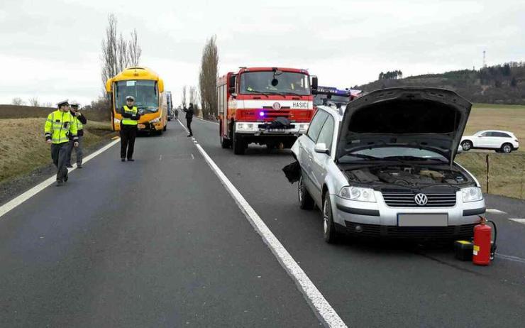 Srážka autobusu a osobního auta zavřela karlovarskou silnici. Foto: HZS Karlovarského kraje