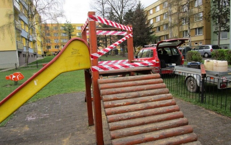 OBRAZEM: Že by vandal? Někdo poškodil dřevěné sloupy na prolézačkách