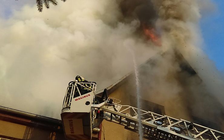Hasiči zasahují z plošiny u požáru v Podbořanech. Foto: Michal Hrdlička