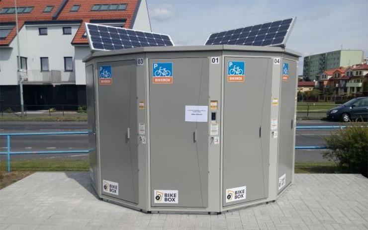 Někdo poškodil boxy na kola v Hrnčířské ulici. Nepoškozené vydržely sotva půl roku