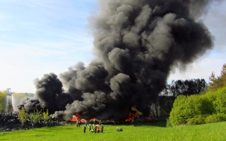 Tohle hrozí kdykoliv i u nás! Tisíce pneumatik v Trianglu jsou časovanou bombou