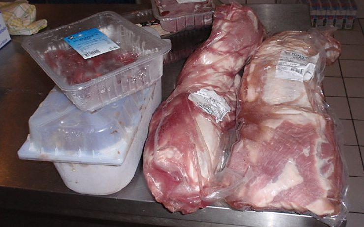 Hygienici našli v lounské restauraci Černý kůň prošlé maso a nepoužitelnou zmrzlinu