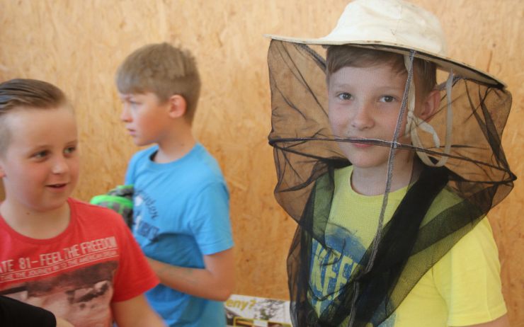 OBRAZEM: Mezi děti v základní a mateřské škole v Bitozevsi zavítal včelař z Výškova