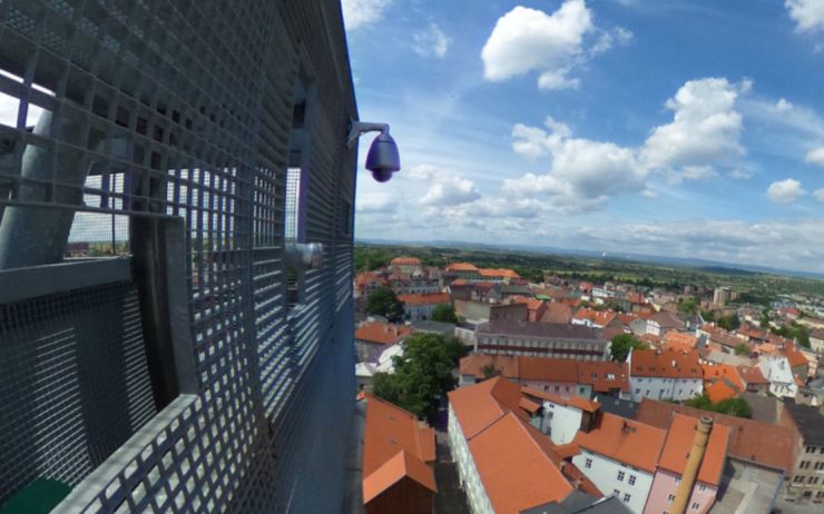 Záchranná akce na Chmelovém majáku! Hasiči vysvobozovali turisty, když se rozbil výtah