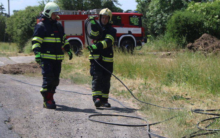 OBRAZEM: Náklaďák strhl telefonní vedení na silnici směrem na Bitozeves
