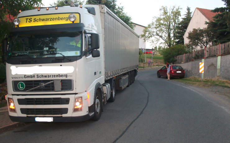 Kamion vjel do zákazu, v úzkém místě se střetl s fabií