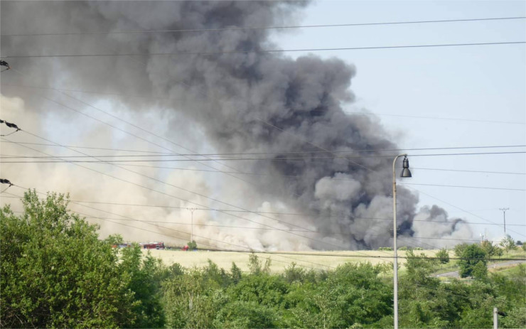 AKTUÁLNĚ: U Tušimic hoří skládka, na místě zasahuje asi 7 hasičských jednotek