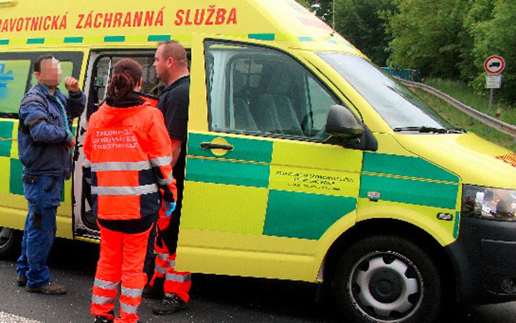 Po ranní nehodě dvou aut u Dobroměřic odvážela záchranka čtyři zraněné
