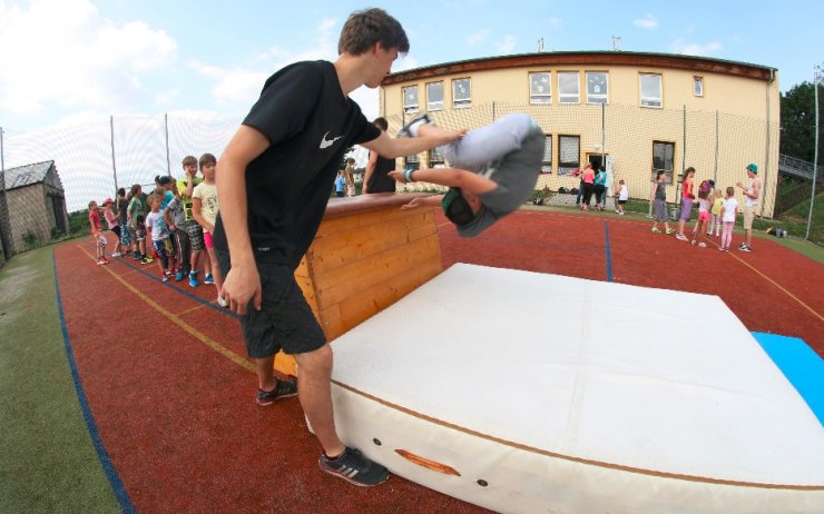 OBRAZEM: Kreativní čtveřice objíždí školy a učí děti pohybu