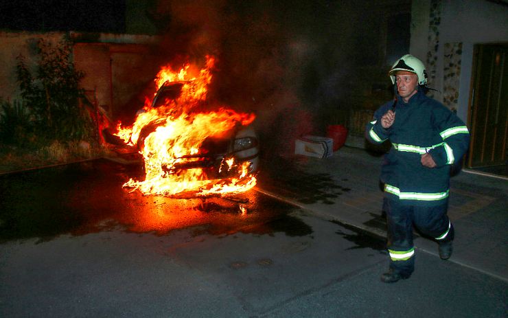 VIDEO: Noční požár zachvátil osobní auto nedaleko Postoloprt