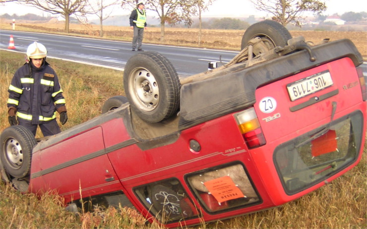 U Rané skončilo auto po nehodě na střeše, řidič z místa utekl. V autě totiž převážel drogy