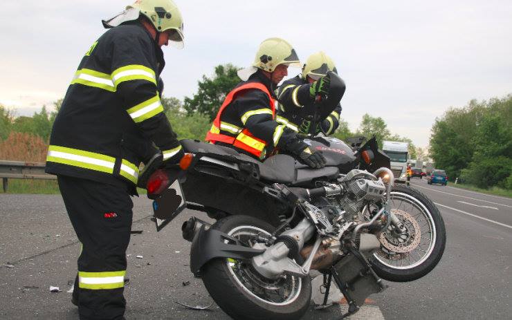 U Peruce havaroval motorkář, jeho stroj skončil v příkopu