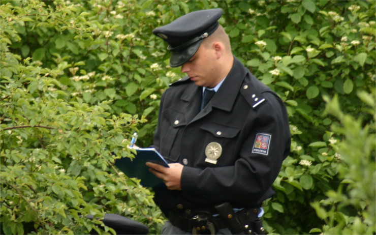 Policisté dopadli dva muže v celostátním pátrání, jednoho odvezli rovnou do věznice