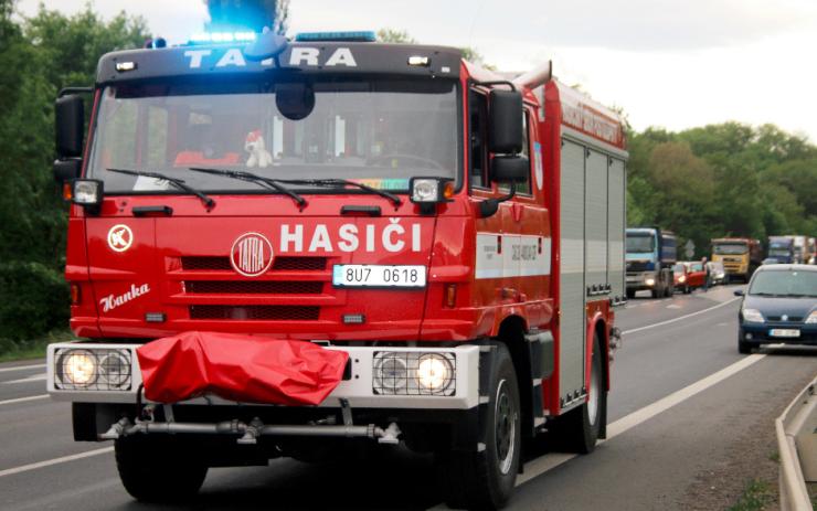 Hromadná srážka u Postoloprt: Tři zranění po nehodě dvou kamionů a dvou osobních aut