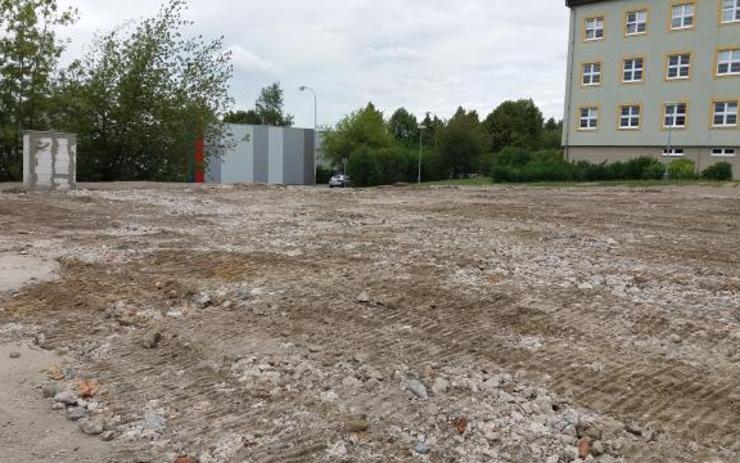 Prodejem druhotných surovin z původní plavecké haly město získalo necelých 1,3 milionu korun