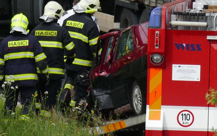Na sjezdu z Loun havarovala dvě auta, zdravotníci ošetřili dvě ženy