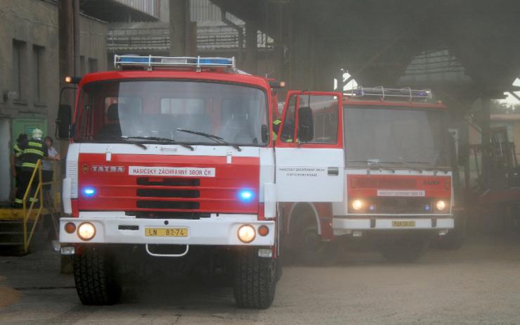 OBRAZEM: Hasiči vyjížděli pomoci zemědělcům k obilnému silu v Dobroměricích
