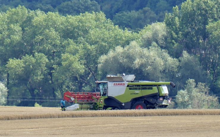 Při sklizni začaly na Podbořansku večer hořet dva kombajny téměř současně