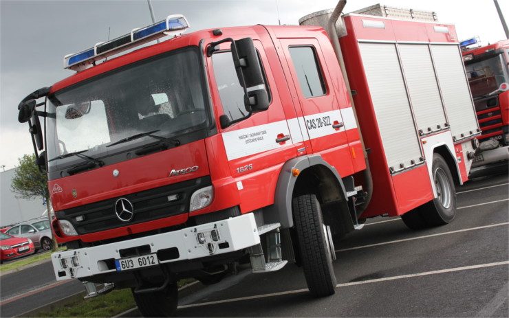 V ranních hodinách hořelo v areálu firmy v Žatci. Při likvidaci požáru se zranil jeden z hasičů