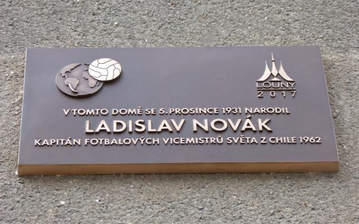 Bývalý fotbalový obránce Ladislav Novák má na rodném domě v Lounech pamětní desku