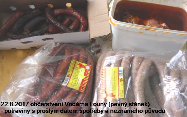 V lounském občerstvení Vodárna měli prošlé klobásy a neznámé potraviny
