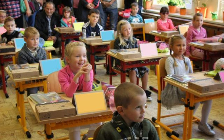 Prvňáčci v Lounech usedli do lavic, v letošním školním roce je o 4 první třídy méně než loni