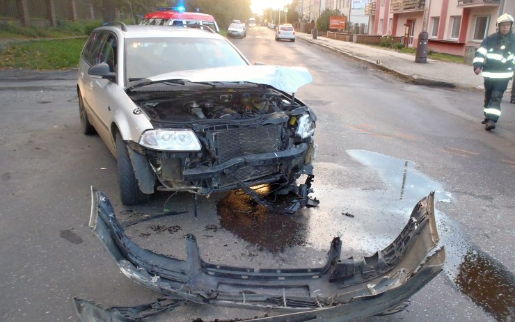 Při srážce dvou aut v Žatci na Pražské byl zraněn jeden člověk