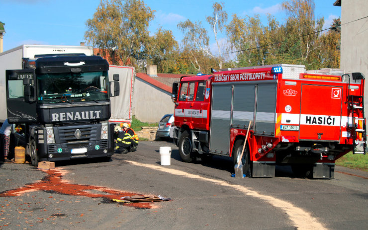 VIDEO: Z poškozené nádrže nákladního auta unikala nafta na silnici